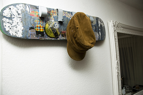Garderobe aus altem Skateboard